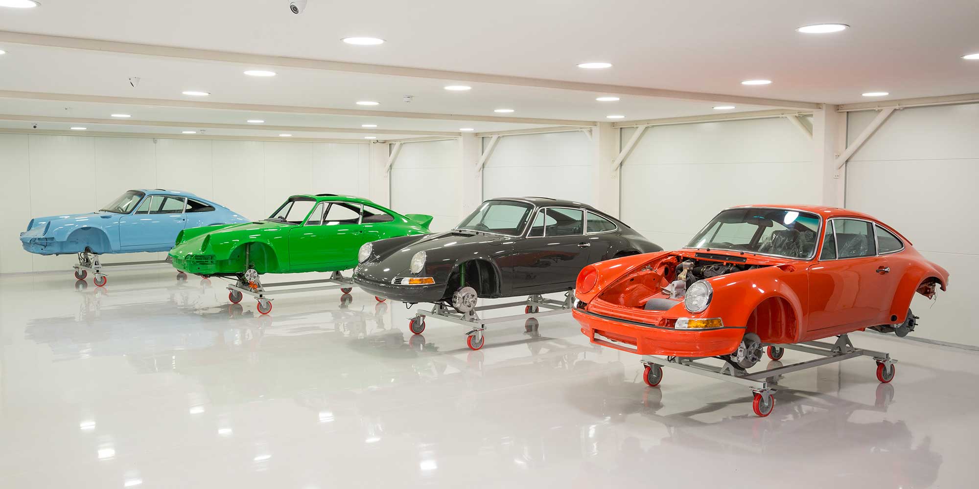 Rennsport-911-Altro-Flow-EP-Medium-Duty-Flow-Applied-Epoxy-Screed-in-high-end-engineering-workshop
